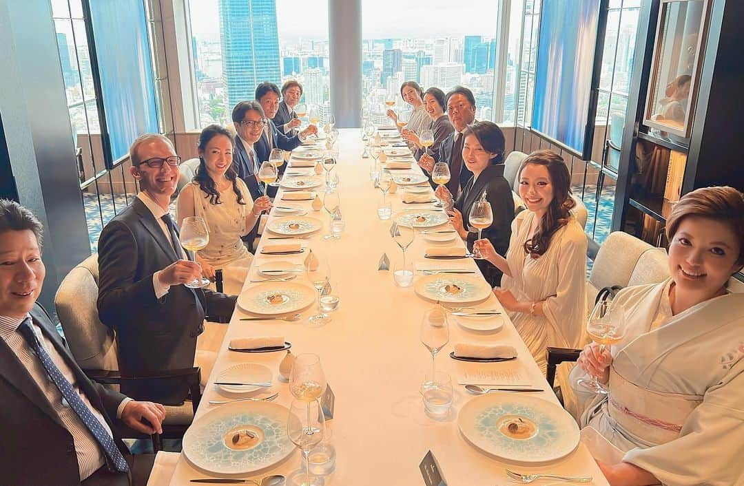 彩花ゆいさんのインスタグラム写真 - (彩花ゆいInstagram)「MHD社の方々とのお食事会へ Henessyやドンペリを頂きながら そのなりたちを聞きました  ヘネシーはコニャックと呼ばれるフランスコニャック地方で栽培されたブドウが原料の白ワインを蒸留して作るお酒なのですが、なんとヘネシーを一本作るのにその九本分の白ワインが必要なんだそう、贅沢なお酒ですね✨  ヘネシーは蒸留後に糖分添加をしていないので、糖質（糖類・糖分）はありません✨日本の文科省による公的な食品成分標準データでもブランデーに炭水化物（=糖質）は含まれないとのこと🙆‍♀️  ブランデーって甘いからカロリー高そう、と思っていたけど、ドサージュしているシャンパンより、実は原料のワインよりもカロリーは低いのでした  早速ミラジュールに帰ってお客様と頂きました🍇  楽しいひと時をありがとうございました✨  #Henessy #ヘネシー #コニャック #MHD #ブランデー #銀座 #ミラジュール #彩花ゆい」7月6日 23時58分 - ayakayui