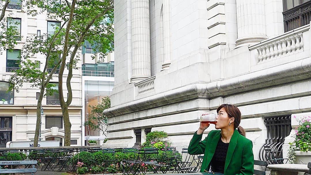 ヒコロヒーのインスタグラム：「☕️🍃 #newyorklibrary  #nyc #manhattan #blooklyn」