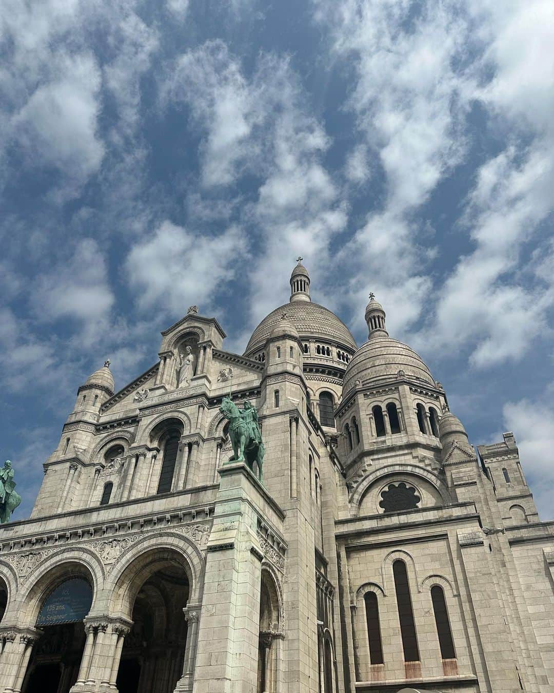 アレキサンドラ・ゴロフキナのインスタグラム：「Monmartre 🤍⛅️」