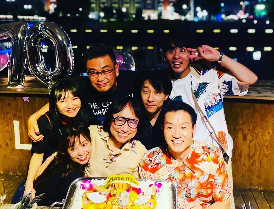 大抜卓人さんのインスタグラム写真 - (大抜卓人Instagram)「#伊藤政則 さん！ 7月10日のお誕生日を前に チーム #fm802 でお祝いを。 おめでとうございます！ HAPPY BIRTHDAY 🤟」7月7日 0時05分 - takutoonuki