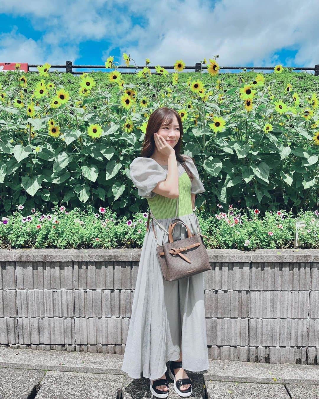 岸田麻佑のインスタグラム：「♡ やっぱり好きなお花はひまわり🌻 . 今年はまたひまわり畑に 行きたいなって気持ち♡ . . #福岡 #fukuoka #fuk  #ひまわり #ひまわり畑  #ひまわり🌻  #ひまわりの花言葉はあなただけを見つめる」