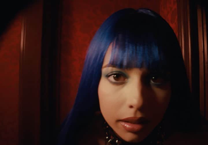 のインスタグラム：「LOFF IS ALL YOU SPEED w @hectoroaks IS OUT NOW! ❤️‍🔥 link in bio   Written by Sita Abellan #sitabellan Co-directed: Sita Abellan x Artasans @artasans DOP: Puxxo @puxxoo Stylist: Sita Abellan Cast: Hector Oaks / Marina Kabulova @mrnkblv / Sita Abellan Edit. Jordi Lops @jordilops Producer: Nicolas Segura @___nise Production coordinator: Paloma Fernandez @palomafernandez Assistant producer: Cami Alberti @camialberti Assistant director: Laia Belles @laia_belles Assistant Styling: Berta Permanyer @bertapermanyeer 1AC: Guiu Gámiz @guiu.gamiz 2AC: Miquel Pons @miquelpons.jpg 2AC Retakes: Claudia Palacios @xkorpyo 1AC Retakes: Dario Rivera @darioriveraa Gaffer: Nicolau Alvarez @nicolau.alvarez Steadycam: Javi Seva @javisevazarco Electrics: Fèlix Armengol @felixarmengol / Marcelo Villar @maee.ce / Carles Cros @carles_light / Jaume Roma @jaume.roma / Marc Carrasco @xurro998 Runner: Marc Vilaclara @marcvilaclara / Simo Laaribi @humoboss VFX: Manuel Bueno @manuelbueno.exr Executive producer: SITA MG MT @sita_mgmt & OFTENPLUSNEVERMINUS  Make up: Venus Plastik @venusplastik Hair: Etienne @etienne.barcelona Hair: Edwyxx @Edwyxx Nails: Borjj @borjjnails Special thanks: Spathios @spathios」