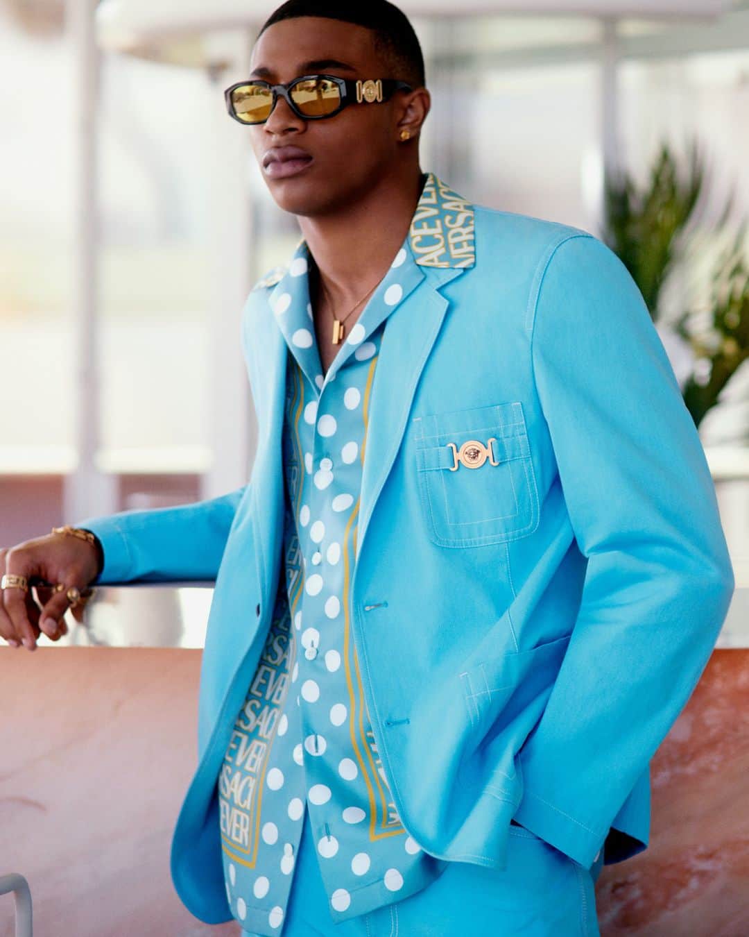 ジャンニヴェルサーチのインスタグラム：「Lightweight tailoring and printed silk shirts in the Versace Men's collection for #VersaceLaVacanza  Now in-store and at Versace.com.」
