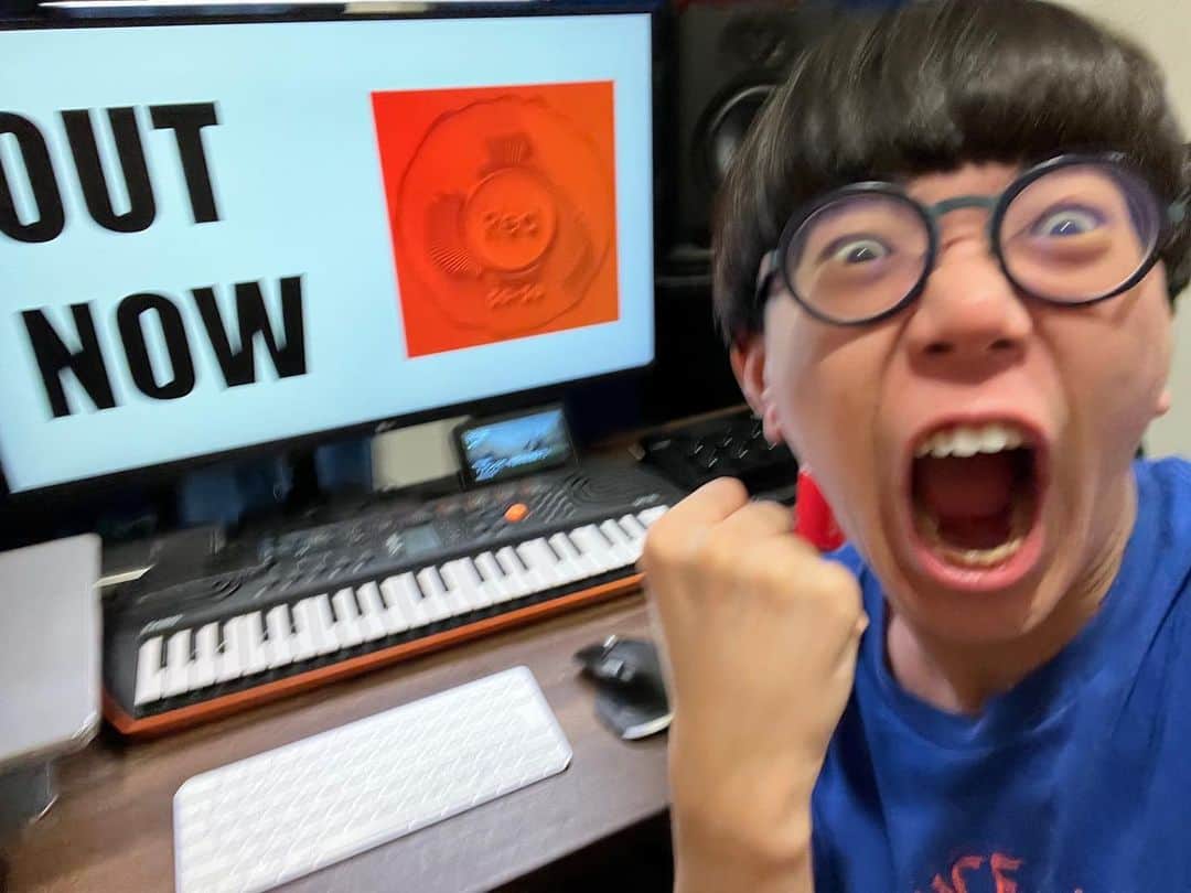 のインスタグラム：「SO-SO New EP 🔴Red🔴  OUT NOW🔥  Link in bio Check it out🎧  1. Feel My House Groove 2. 2023 3. Higher 4. Tomato Pasta  #SOSO #Beatbox #DJ #producer #SOSORed」