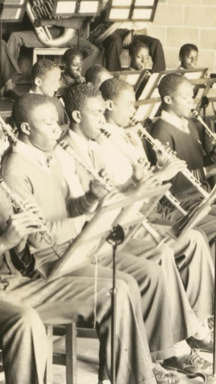 のインスタグラム：「Band kids know “one more time from the top” never means just one more time. 🎵   This 1930s photo of a school band in Bordentown, New Jersey, was taken by Lewis Hine. He left his work as an educator to raise awareness about child labor in the U.S. through photography. He also documented relief work during World War I, construction of the Empire State Building, and scenes of the Great Depression. It’s in the collection of our @nmaahc.   P.S. Educators, get ready for an exceptional professional learning opportunity. Our free National Education Summit takes place July 18-20 and you can join online or in person. Register now to save your spot: s.si.edu/EducationSummit2023 (Tap the link in our bio.)   #SmithsonianEdu   🎥  Video of a black-and-white photograph of a seated school band playing a song. The teacher has his arms raised to conduct.」
