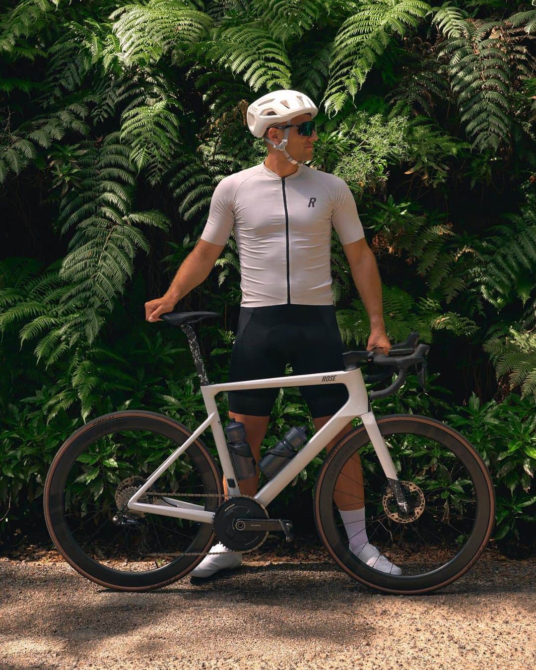 マルセル・キッテルのインスタグラム：「Race & snack like a pro!   Today, we proudly unveil the limited XLITE Edition by Marcel Kittel, a masterpiece born from the visionary mind of the 14-time Tour de France stage winner.   Pro Level. Pro Specs. Clean Look. Highspeed.  Crafted with meticulous attention to detail, this bike combines sleek design with pro specs, delivering unmatched speed, power, and agility.   The limited XLITE Edition by Marcel Kittel is not just a bike; it's a gateway to an extraordinary experience. Marcel's vision goes beyond winning races; he wants every cyclist to savor the thrill and delight that cycling brings.   Today we invite you to embrace this exceptional opportunity to own one of the extremely limited XLITE Edition by Marcel Kittel and immerse yourself in the same exhilaration that he experiences. Feel the rush of speed and the thrill of every pedal stroke.   Get your hands on this limited bike now 👉 link in bio! . . . 📸 @paulmasukowitz  #rosebikes #justride」