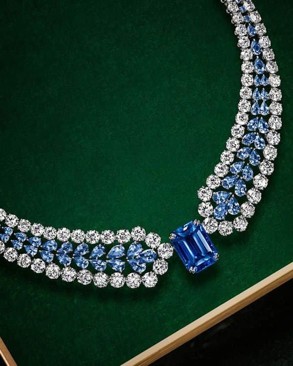 ハリー・ウィンストンのインスタグラム：「Graduating from light to dark in color, round and pear-shaped sapphires form a vivid cascade toward the striking sapphire center stone in the Viscountess Necklace. Tap the link in bio to discover the classic yet contemporary pieces of the Royal Adornments collection. #HarryWinston #WinstonHighJewelry」