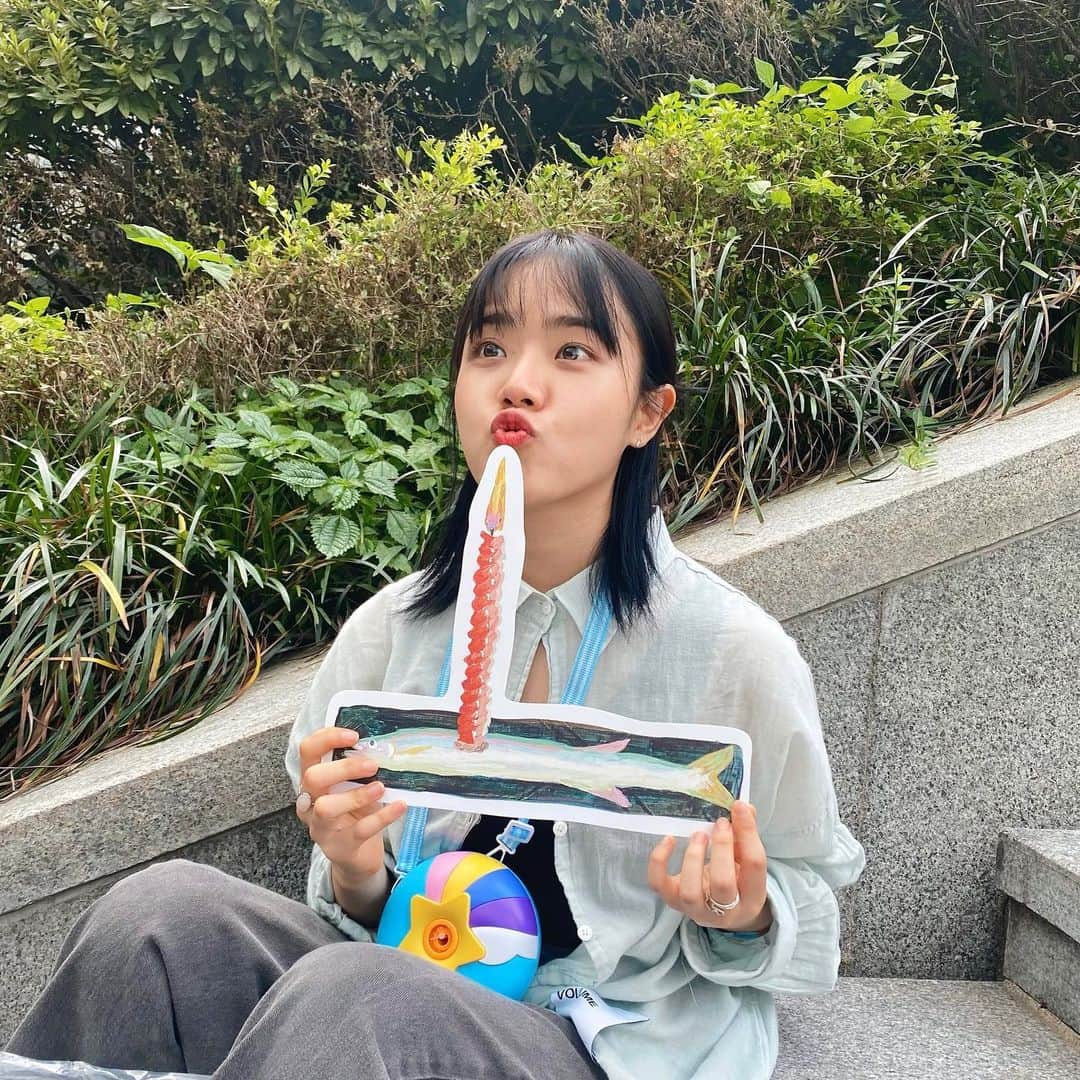 キム・ヒャンギのインスタグラム：「물고기사진잘찍겠다고 ⭐️짓 다해본다. 아맞아 목에도 별이있고 오천원! 가성비짱!(비눗방울입니다)」