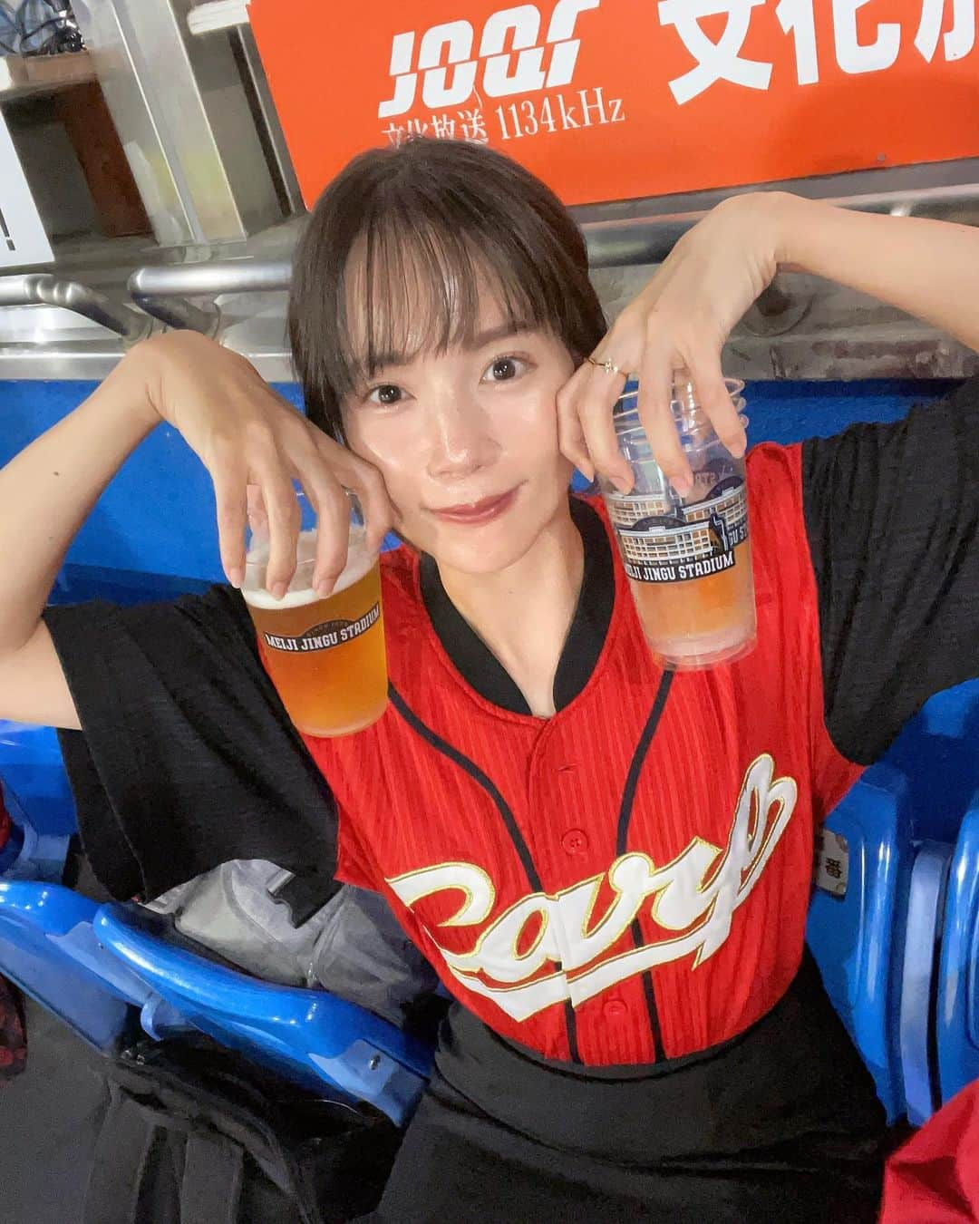 古田ちさこさんのインスタグラム写真 - (古田ちさこInstagram)「🍻  両手にビールで、しあわせ🥰 このユニ新井さんなので今季からまた登場多め !  #カ舞吼 ユニだよね？合ってる？  #新井貴浩  #神宮球場  #野球観戦 #ビール女子 #カープ女子 #野球女子  #広島東洋カープ #広島カープ #カープ #carp #hiroshimacarp #野球好き女子 #ビール好き  #カープファン #lovebeer #棒球 #baseballfan」7月7日 0時09分 - chisakofuruta