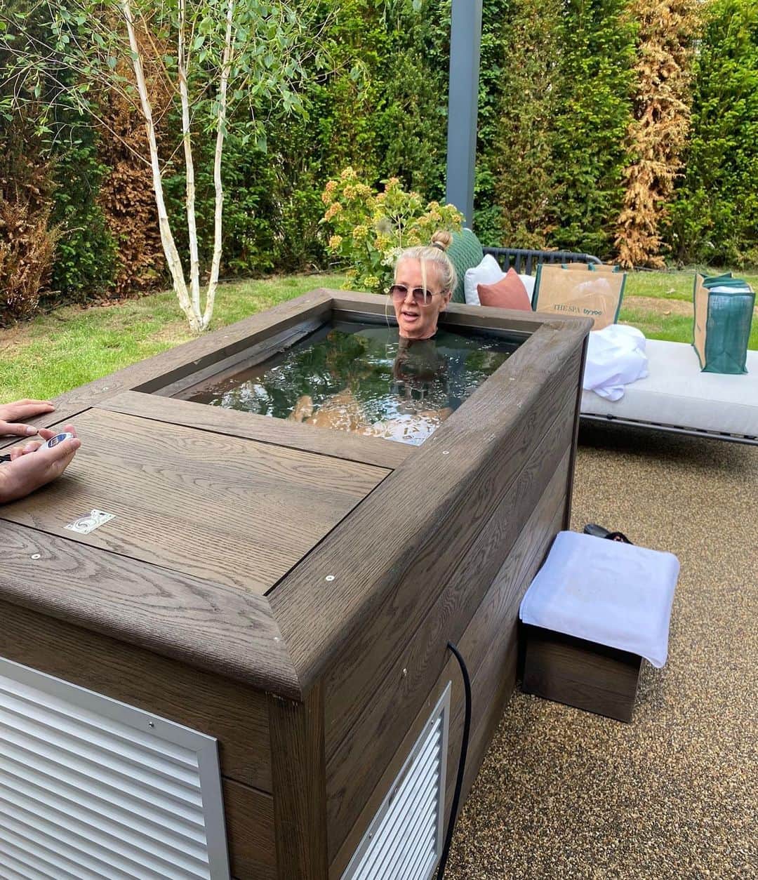 アマンダ ウェイクリーさんのインスタグラム写真 - (アマンダ ウェイクリーInstagram)「Reflecting on a magical spa day at The Lakes by Yoo… I have to admit that the gift of meeting and doing a meditation with @deepakchopra IN PERSON was very enticing and a real treat...    Being near lakes has always held a special place in my heart, bringing back happy childhood memories of times spent waterskiing and messing around on the water… there is something about the smell of a lake that instantly calms me…and the flat reflective water takes you to another place…   It was a day of firsts for me…SUP Yoga…that’s yoga done while standing on a paddle board while floating and balancing on the water…mmm…interesting…certainly mindful (full on concentration actually) but incredibly soothing.   The ensuing ice bath was less soothing but definitely invigorating… I have always loathed getting into cold water so this was quite mind over matter for me…motivated by my fabulous ice bath cheerleader @melissaodabash and assisted by her fab khaki long sleeved cosi which is exactly what I have been looking for, and beautifully cut… psychologically I felt warmer for the sleeve which I know is utter nonsense when you are fully submerged with ice cubes floating around you…   My @drbarbarasturm facial was sublime but also the equivalent of a sports massage for my face… I had never even thought about how much tension we can carry in our facial muscles…trust me we do, or I do, but my skin loved it ...    The gong bath was another first … possibly not as relaxing as I had imagined… but considering we are all a collection of vibrating molecules there must be something in the vibrations that come from a gong …I’m just not sure how that works…but I floated away from this oasis of calm in the Cotswolds cocooned in my Wakeley maxi cashmere hoodie...a heavenly day...    #Amandawakeley #thelakesbyyoo #wellness #icebath #health #wearingwakeley #meditation #cotswolds #cosmoss」7月7日 0時45分 - amandawakeley