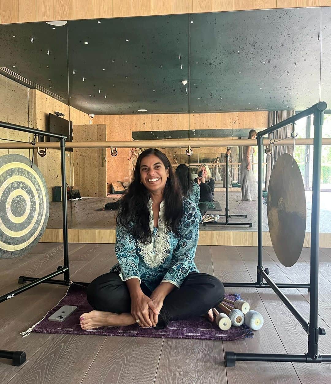 アマンダ ウェイクリーさんのインスタグラム写真 - (アマンダ ウェイクリーInstagram)「Reflecting on a magical spa day at The Lakes by Yoo… I have to admit that the gift of meeting and doing a meditation with @deepakchopra IN PERSON was very enticing and a real treat...    Being near lakes has always held a special place in my heart, bringing back happy childhood memories of times spent waterskiing and messing around on the water… there is something about the smell of a lake that instantly calms me…and the flat reflective water takes you to another place…   It was a day of firsts for me…SUP Yoga…that’s yoga done while standing on a paddle board while floating and balancing on the water…mmm…interesting…certainly mindful (full on concentration actually) but incredibly soothing.   The ensuing ice bath was less soothing but definitely invigorating… I have always loathed getting into cold water so this was quite mind over matter for me…motivated by my fabulous ice bath cheerleader @melissaodabash and assisted by her fab khaki long sleeved cosi which is exactly what I have been looking for, and beautifully cut… psychologically I felt warmer for the sleeve which I know is utter nonsense when you are fully submerged with ice cubes floating around you…   My @drbarbarasturm facial was sublime but also the equivalent of a sports massage for my face… I had never even thought about how much tension we can carry in our facial muscles…trust me we do, or I do, but my skin loved it ...    The gong bath was another first … possibly not as relaxing as I had imagined… but considering we are all a collection of vibrating molecules there must be something in the vibrations that come from a gong …I’m just not sure how that works…but I floated away from this oasis of calm in the Cotswolds cocooned in my Wakeley maxi cashmere hoodie...a heavenly day...    #Amandawakeley #thelakesbyyoo #wellness #icebath #health #wearingwakeley #meditation #cotswolds #cosmoss」7月7日 0時45分 - amandawakeley