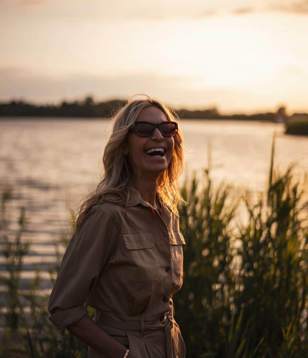 アマンダ ウェイクリーさんのインスタグラム写真 - (アマンダ ウェイクリーInstagram)「Reflecting on a magical spa day at The Lakes by Yoo… I have to admit that the gift of meeting and doing a meditation with @deepakchopra IN PERSON was very enticing and a real treat...    Being near lakes has always held a special place in my heart, bringing back happy childhood memories of times spent waterskiing and messing around on the water… there is something about the smell of a lake that instantly calms me…and the flat reflective water takes you to another place…   It was a day of firsts for me…SUP Yoga…that’s yoga done while standing on a paddle board while floating and balancing on the water…mmm…interesting…certainly mindful (full on concentration actually) but incredibly soothing.   The ensuing ice bath was less soothing but definitely invigorating… I have always loathed getting into cold water so this was quite mind over matter for me…motivated by my fabulous ice bath cheerleader @melissaodabash and assisted by her fab khaki long sleeved cosi which is exactly what I have been looking for, and beautifully cut… psychologically I felt warmer for the sleeve which I know is utter nonsense when you are fully submerged with ice cubes floating around you…   My @drbarbarasturm facial was sublime but also the equivalent of a sports massage for my face… I had never even thought about how much tension we can carry in our facial muscles…trust me we do, or I do, but my skin loved it ...    The gong bath was another first … possibly not as relaxing as I had imagined… but considering we are all a collection of vibrating molecules there must be something in the vibrations that come from a gong …I’m just not sure how that works…but I floated away from this oasis of calm in the Cotswolds cocooned in my Wakeley maxi cashmere hoodie...a heavenly day...    #Amandawakeley #thelakesbyyoo #wellness #icebath #health #wearingwakeley #meditation #cotswolds #cosmoss」7月7日 0時45分 - amandawakeley