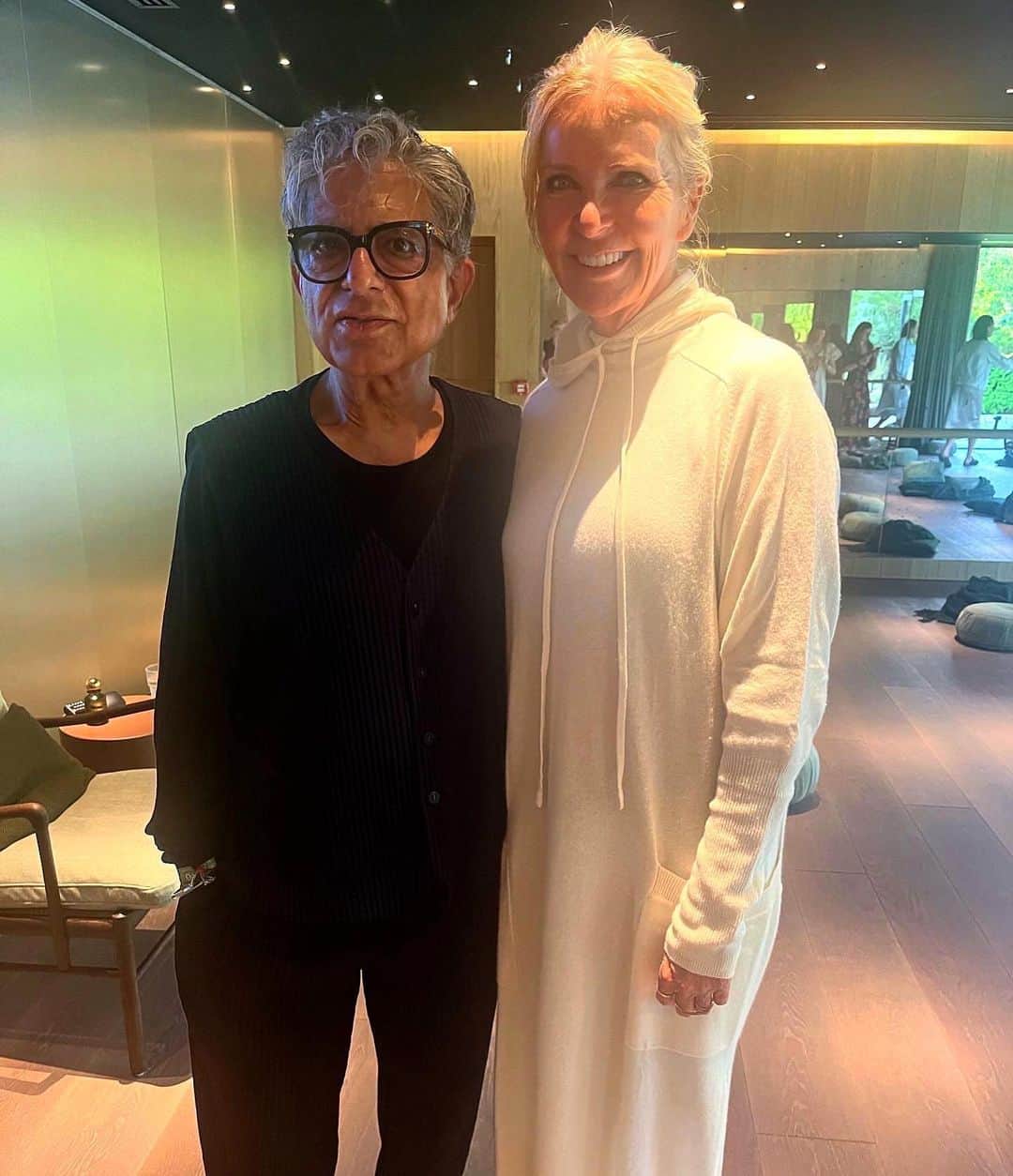 アマンダ ウェイクリーさんのインスタグラム写真 - (アマンダ ウェイクリーInstagram)「Reflecting on a magical spa day at The Lakes by Yoo… I have to admit that the gift of meeting and doing a meditation with @deepakchopra IN PERSON was very enticing and a real treat...    Being near lakes has always held a special place in my heart, bringing back happy childhood memories of times spent waterskiing and messing around on the water… there is something about the smell of a lake that instantly calms me…and the flat reflective water takes you to another place…   It was a day of firsts for me…SUP Yoga…that’s yoga done while standing on a paddle board while floating and balancing on the water…mmm…interesting…certainly mindful (full on concentration actually) but incredibly soothing.   The ensuing ice bath was less soothing but definitely invigorating… I have always loathed getting into cold water so this was quite mind over matter for me…motivated by my fabulous ice bath cheerleader @melissaodabash and assisted by her fab khaki long sleeved cosi which is exactly what I have been looking for, and beautifully cut… psychologically I felt warmer for the sleeve which I know is utter nonsense when you are fully submerged with ice cubes floating around you…   My @drbarbarasturm facial was sublime but also the equivalent of a sports massage for my face… I had never even thought about how much tension we can carry in our facial muscles…trust me we do, or I do, but my skin loved it ...    The gong bath was another first … possibly not as relaxing as I had imagined… but considering we are all a collection of vibrating molecules there must be something in the vibrations that come from a gong …I’m just not sure how that works…but I floated away from this oasis of calm in the Cotswolds cocooned in my Wakeley maxi cashmere hoodie...a heavenly day...    #Amandawakeley #thelakesbyyoo #wellness #icebath #health #wearingwakeley #meditation #cotswolds #cosmoss」7月7日 0時45分 - amandawakeley