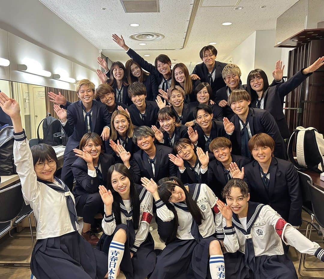 新しい学校のリーダーズのインスタグラム：「⚽️サッカー女子日本代表×青春日本代表🔵 BE YOUR BEST SELF🇯🇵🔥🔥   #なでしこジャパン壮行会 に登壇させて頂きました。 ワールドカップでのご活躍を願って1曲、 "青春を切り裂く波動"をパフォーマンスし、 選手の皆様と、ソックス交換をいたしました🧦✨  Wish the best luck at the World Cup! ⚽️ We went to support the Japanese women's soccer team!  #なでしこジャパン#nadeshikojapan  #新しい学校のリーダーズ#atarashiigakko」