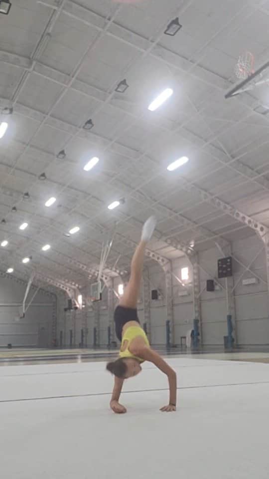 メリティナ・スタニウタのインスタグラム：「👍 or 👎?   #rhythmicgymnastics #gymnastics #rg #hoop #adhoop #throw #acrobatic #gymnast」