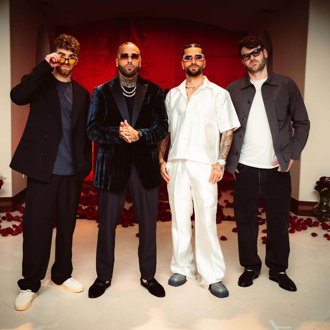 The Chainsmokersさんのインスタグラム写真 - (The ChainsmokersInstagram)「Our first latin record EVER comes out TONIGHT with the legends @nickyjam @maluma 5pm PST」7月7日 0時30分 - thechainsmokers