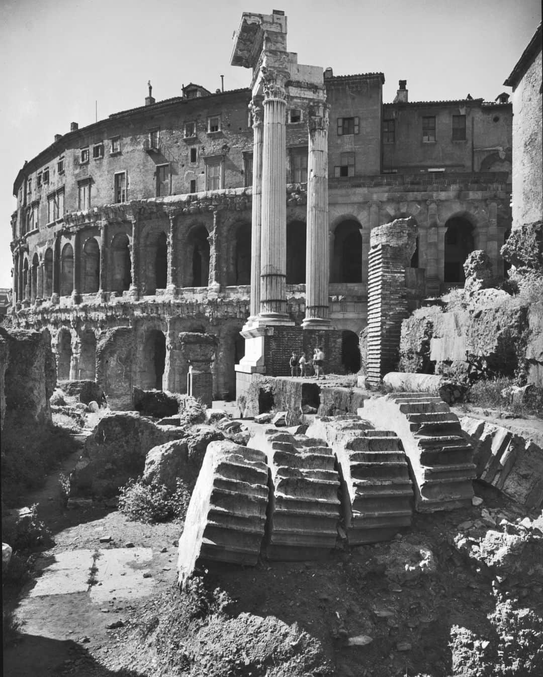 lifeのインスタグラム：「Children playing among ruins of the Temples of Apollo Sosiano and Bellona. In the background stands the Marcello Theater, a Roman theater begun by Julius Caesar that pre-dates the Colosseum.   View more tremendous travel destinations from the LIFE archive by clicking the link in bio.   (📷 Alfred Eisenstaedt, 1947/LIFE Picture Collection)   #LIFEMagazine #LIFEArchive #AlfredEisenstaedt #1940s #Travel #Destinations #Rome #Italy #JuliusCaesar」