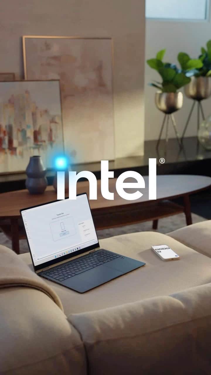 インテルのインスタグラム：「Sync files, photos, texts AND calls with ANY phone? 👀 Yea… you may wanna upgrade to an #IntelEvo laptop.」