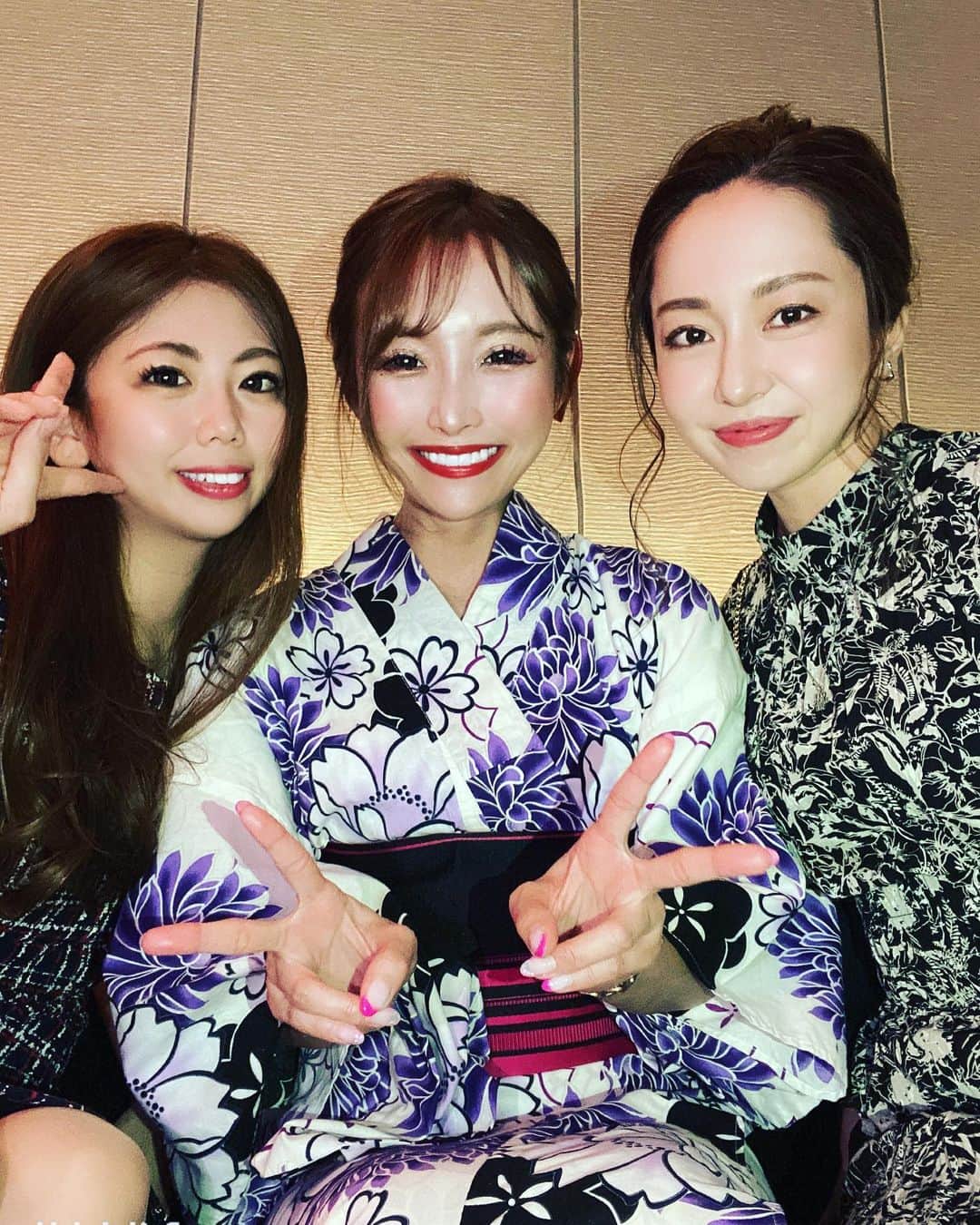 安藤ユキのインスタグラム：「浴衣のらんらんを囲むドレス達👗  ギャルのらんらん、美人なりりちゃん🥺🧡 いつも仲良くしてくれるぅ❣️✨  可愛いなあ2人とも🥰眼福！！👀  club L’Etoile ⭐️ 札幌市中央区南5西3丁目美松ビル5F」