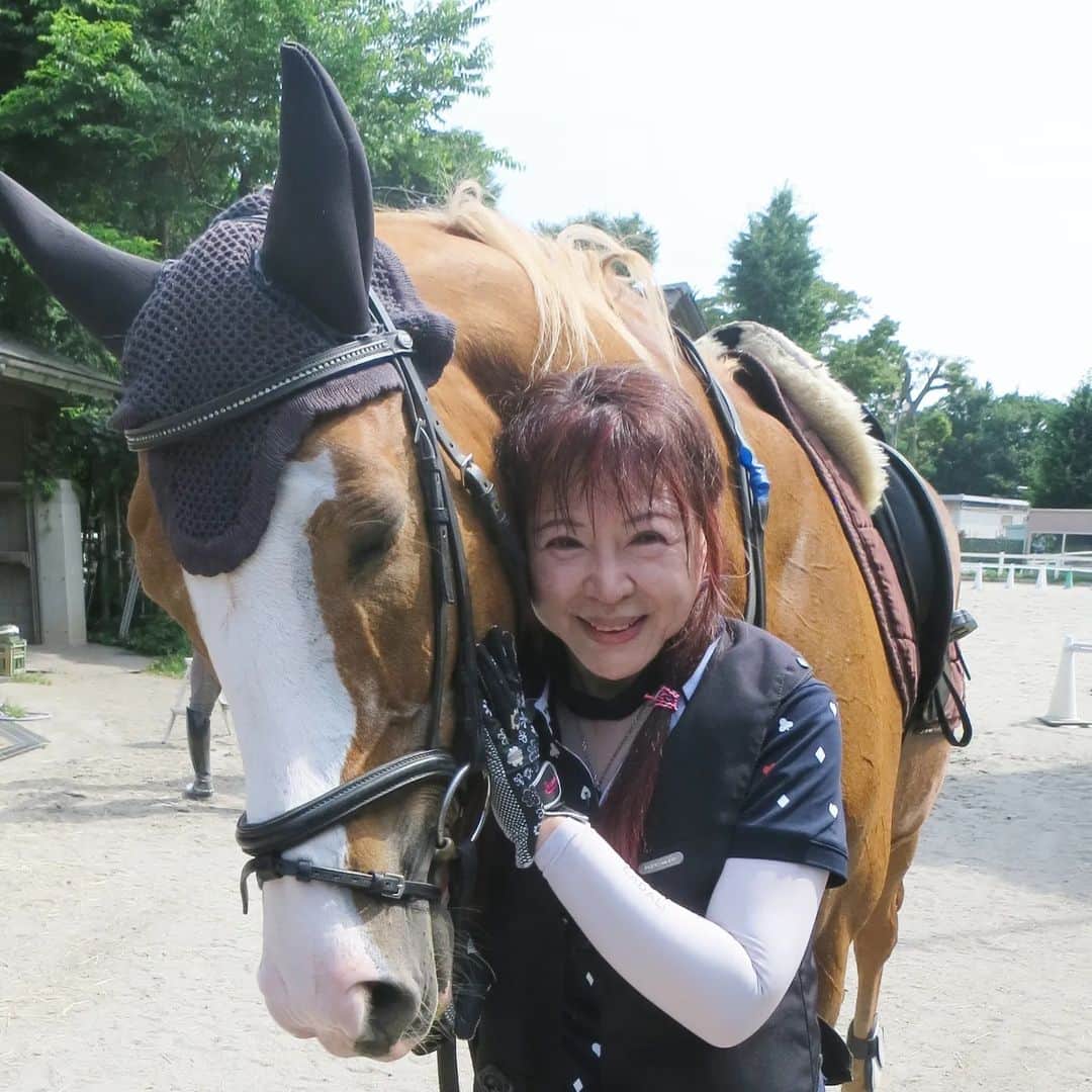 宇月田麻裕さんのインスタグラム写真 - (宇月田麻裕Instagram)「6/28乗馬日記「いけいけ～！」すばる 乗馬日記いきまーす。馬馬 レッスンは、「すばる」＆Ｋ先生。 7/2に少し載せています。  ⬇️  6/29　相棒は　#すばる | 宇月田麻裕オフィシャルブログ「Happiness Factory」Powered by Ameba (ameblo.jp)   すばる、いつぶり? まったく記憶ないほど乗っていません。 調べたら 2021年の2/18に乗っていました。 それ以来なので、2年半ぶり。   前は、重い印象で、頸を上下させる印象でしたが、いけいけ～！ 軽いです。  21　2/18　のブログを読み返すと時も軽かった様子。  反動も柔らかで乗りやすい。 最初、少し駈歩を続けさせるのに手こずりましたが、 徐々にエンジンがかかり、   「すばる、かけあしするよー」   すばる「おっけー」   めっちゃ素直。 速歩からの駈歩もいけます。     じつは、私が大好きな　#ステイゴールド産駒    　#オルフェーヴル　#ゴールドシップ　とお父さん一緒   旧姓　　 　#シュヴァルドール　 だったかな？ #金の馬　ほんと美しい馬です。 　#オルフェーヴル　に似てる！   お母さん　#アセマ   お父さん　#ステイゴールド   本人 #シュヴァルドール   走っている姿、カッコいい!!!  乗馬日記、次回に続く。」7月7日 0時35分 - mahiro_utsukita