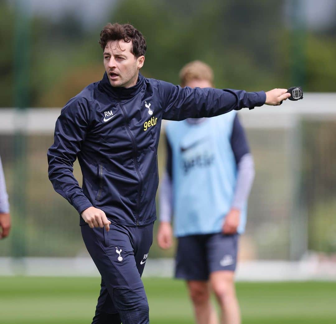ライアン・メイソンのインスタグラム：「Love being back on the grass coaching and continuing to improve. Looking forward to the season ahead working with the manager and the rest of the coaching team.  Exciting times ahead 💪🏻 #COYS」