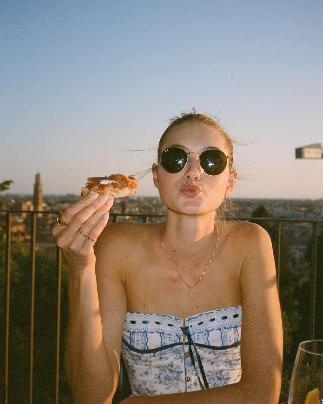 サンヌ・ヴロートのインスタグラム：「And in Italy we like to…. EAT! As much I enjoy healthy and nourishing meals, at the end it’s all about finding balance within your lifestyle.   It is equally as important to enjoy the pleasures of foods and have gratitude for our bodies. So enjoy that slice of pizza, pasta, or ice cream and let yourself fully enjoy the experience! 😘」