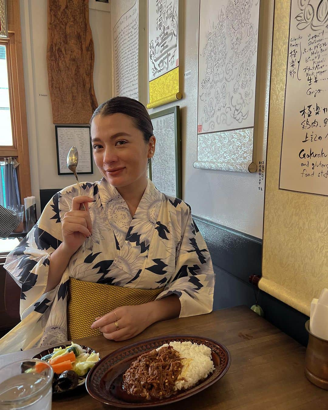 Fabiolla Takinamiのインスタグラム：「カレー大ちゅき🍛♡ . . 今回のおすすめは  「極楽カリー」🍛 〒248-0007 神奈川県鎌倉市大町１丁目２−１９ Yビル  パキスタンカレー 水を一切使わないチキンカレーだよ🍛♡♡  メニューは一個しかないし 入ったら勝手に何も言わずに出してくれる店主。  クセ強めやけど そこがまた大好きなところ🤍😂  今回は、冷凍お持ち帰りもしたよ✌️🍛  そして、 カメラマンとタイミング合わないショットばかり📸😂  #カレー好きどんだけおる？ #極楽カリー #fのカレー #鎌倉カレー #パキスタンカレー」