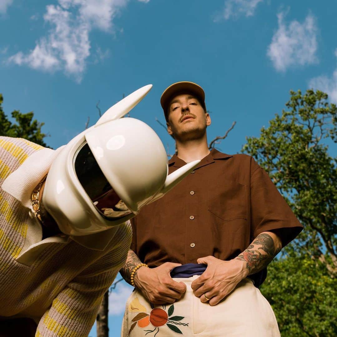 CROのインスタグラム：「CASPER x CRO - "sommer" ist OUT NOW!   streamed den song kaputt und glotzt das video!   🌦️🌦️🌦️  📸: @philipp_gladsome」