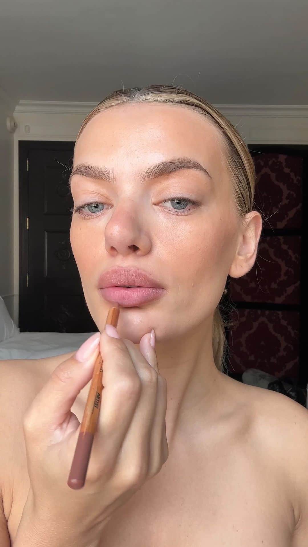 ブレッヒェ・ハイネンのインスタグラム：「Clean girl makeup 💫 Product details: Foundation makeup forever reboot color Y255 Merit countour stick color Seine  Refy blush color Malaya  Nude stix blush color sunkissed cool  Lip liner makeup forever anywhere caffeine  Earrings Lili Claspe」
