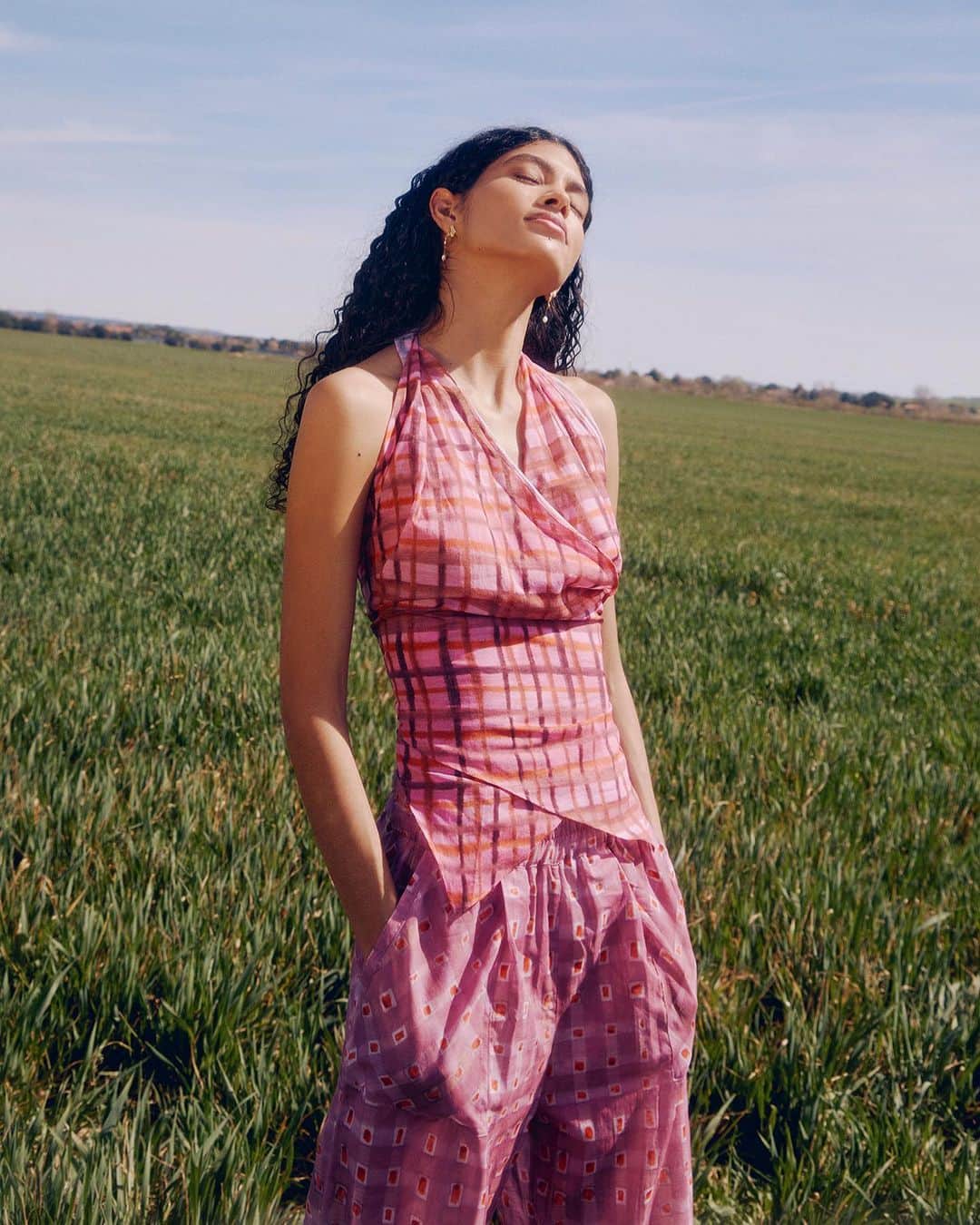 Vogue Españaのインスタグラム：「“A pesar del gran éxito de los sombreros, notábamos que también era un producto que llevaba asociada cierta estacionalidad y necesitábamos probar cosas diferentes”, cuentan desde @romu.alda, la firma más viral de sombreros de los últimos tiempos, que acaba de lanzar su primera colección de prêt-à-porter. En #VogueJulio, hablamos con sus creadoras, Cristina y Mariana Aguirre, sobre esta nueva aventura. {Puedes leer la entrevista completa en el link de la bio} ▪️Fotografía: @silvia.retana  ▪️Estilismo: @martabajoflecha  ▪️Texto: @nuala_phillips  ▪️Maquillaje y peluquería: @yuremamakeupartist  ▪️Ayudante de fotografía: @flaviorsolato  ▪️Ayudante de estilismo: @holly.wifey ▪️Modelo: @ant0nelladelgado ▪️Producción: @anotherartistsagency」