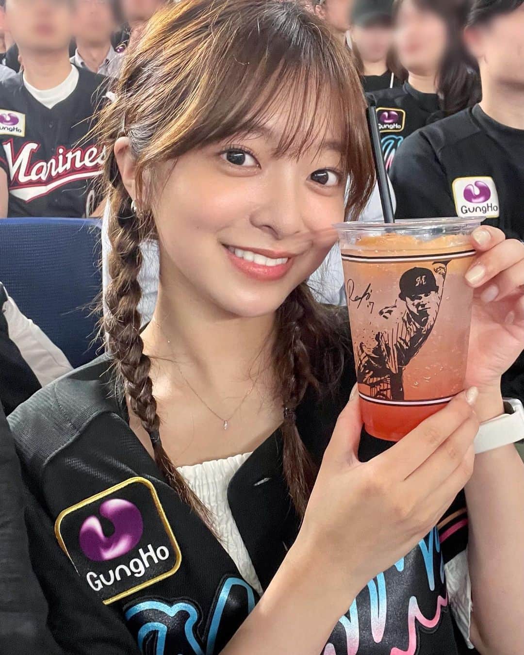 菊池柚花のインスタグラム：「. . . 東京ドームで行われた【千葉ロッテマリーンズ vs 埼玉西武ライオンズ】の試合を見てきました⚾️  東京ドームでのロッテ主催試合は4年ぶりとのことで、1塁側で観戦できて嬉しかったです☺️  ロッテの応援がドーム中に響き渡り、いつも以上に大迫力📣😳  試合は両チーム一歩も譲らないシーソーゲームでしたが、延長10回に安田尚憲選手の綺麗なセンター前ヒットが決勝打となりました！！ 劇的な展開に私も大興奮！！ 安田選手の勝負強さに感動しました✨  そして “BLACK SUMMER WEEK” 開幕日ということで、限定のユニフォームを着用🥰 黒生地にカラフルなロゴがかわいい、心くすぐるデザイン💙💛❤️  BLACK SUMMER WEEK仕様一色に染まった球場は熱気に包まれていて、夏の訪れを感じました🌴🍉  先日始球式でお世話になったスタッフの皆さんにも、思いがけずお会いできたので嬉しかったです☺️🤍⚾️」