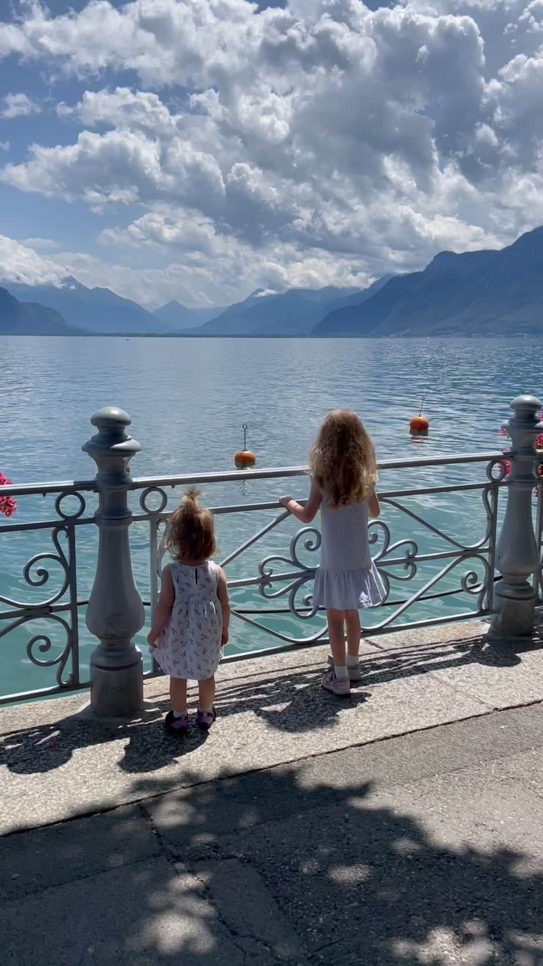 太田エイミーのインスタグラム：「Vevey 🇨🇭   One of our favorite hangout spot with the kids」
