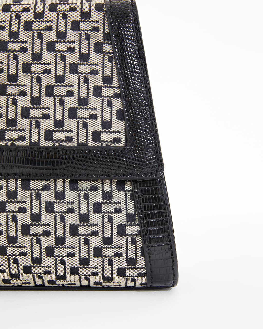 ゲスさんのインスタグラム写真 - (ゲスInstagram)「Meet the upgraded Stephi Logo Handbag with our new elongated logo pattern, textured faux-lizard trim, and bamboo handle. #GUESSHandbags」7月7日 1時09分 - guess