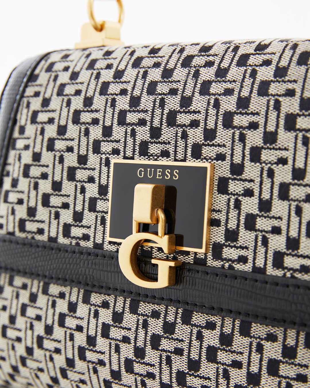 ゲスのインスタグラム：「Meet the upgraded Stephi Logo Handbag with our new elongated logo pattern, textured faux-lizard trim, and bamboo handle. #GUESSHandbags」