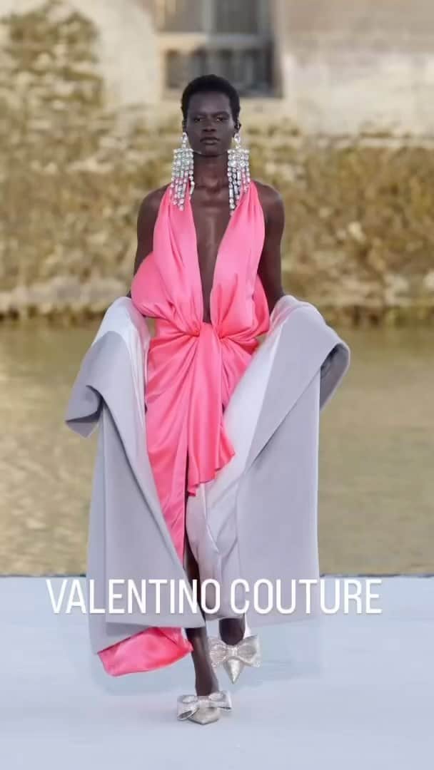 のインスタグラム：「A Vision of Love. 💞 On the runway at #Valentino’s latest #couture / #coutureweek show in #Paris w/ @mary_ukech @estrelletaa_ @rosannaovalles_ @schraderolf @xiru.yang_ @sihanashalaj @gugu_yutong + #HeCong (@heconghc). 🇫🇷 #IMGmodels」