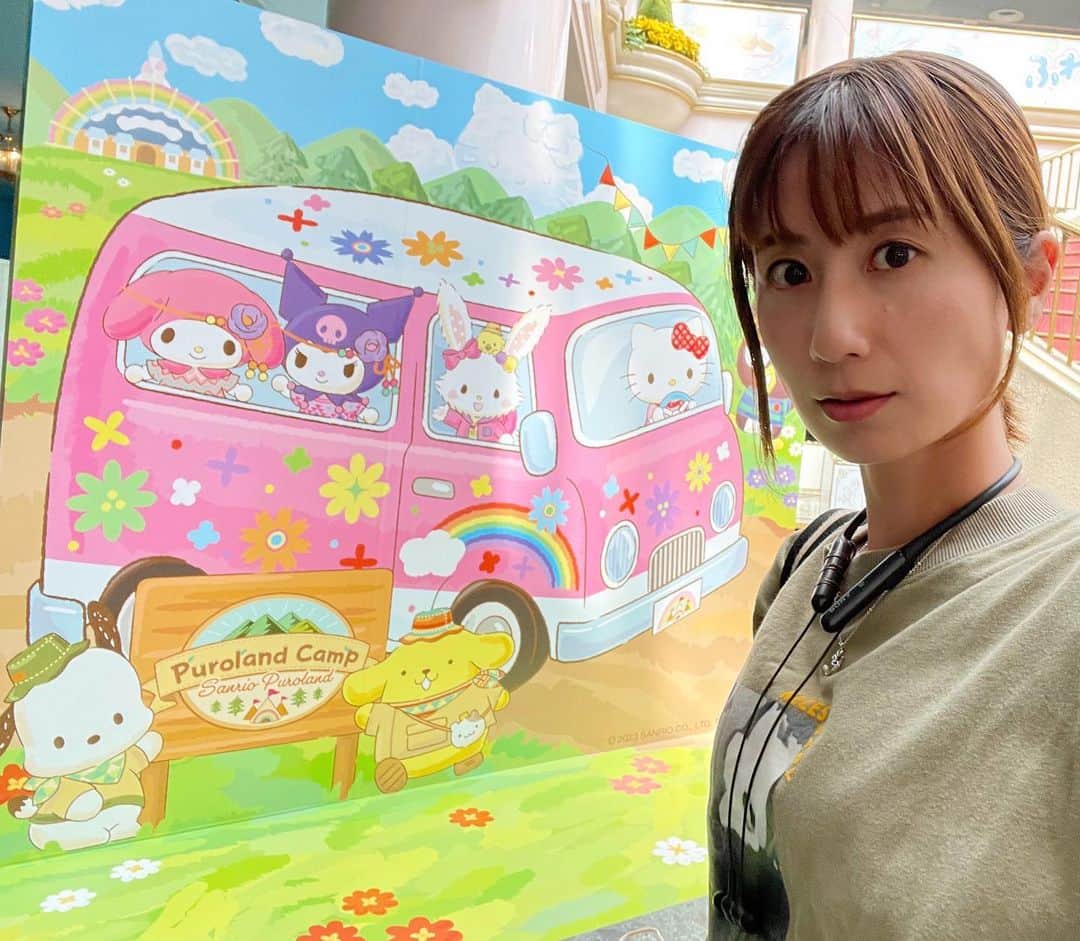河村唯（うめ子）のインスタグラム：「ピューロアンバサダーとしての活動✨✨  puroland campの 先行お披露目会に参加してきました。  この夏のピューロランドは、 キャンプ！✨ 屋内でキャンプ？🏕️✨  まさかまさかのエンタメホールに チルな空間が、広がってました。  私のお目当ては、、、 もちろん「ショー✨🌈」 やっぱり、 音楽、ダンス、照明、ステージ、 そして、キティ先輩🎀✨ そんな最強で、好きしかないもの 何度も浴びれるって、素晴らしいかな、人生よ。  私のエネルギーの源は、 物理的にはご飯だけど 気持ち的には、やっぱりショーです。  今回は、ダンサーさんの出演がなく、 キャラクターさんだけのショー。 2キャラクターさんで、あの大きな空間を埋めちゃうことに 感動すら覚える。 (見方、癖ありよね🤣) めちゃめちゃ癒しの空間だった。  「みんなで覚えて、ダンスを踊りましょ！✨✨✨」  えっとね、3日ください。笑 それくらい複雑だったりする。でも、それがいいんですよ！！  ちょっとスパルタなくらいが踊ってて意外と楽しいし、飽きない！🙌✨ 勉強なる。  今回も、 元気よくお一人様先行お披露目会✨😂 たくさんで行ったりするのも楽しいけど、 やっぱりピューロのショーに浸る時は、一人がお気に入り💚😆  #ピューロでキャンプ #ピューロアンバサダー #puroland #sanrio #hellokitty」