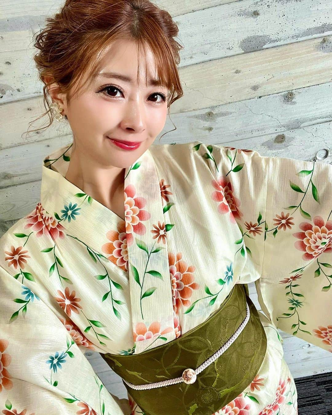 高木由紀のインスタグラム：「夏が来たねえ〜☀️ わたしの大好きな色が詰まった浴衣！ 黄色オレンジみどり🧡 今回はお仕事だったけど、 今年はプライベートでも浴衣たくさん着るぞー✊🧡🧡  #しばらくお仕事でしか着ていない #ぴえん #古い？笑笑🤣 #インスタサボってると多数のご指摘を受けたので更新しました笑」