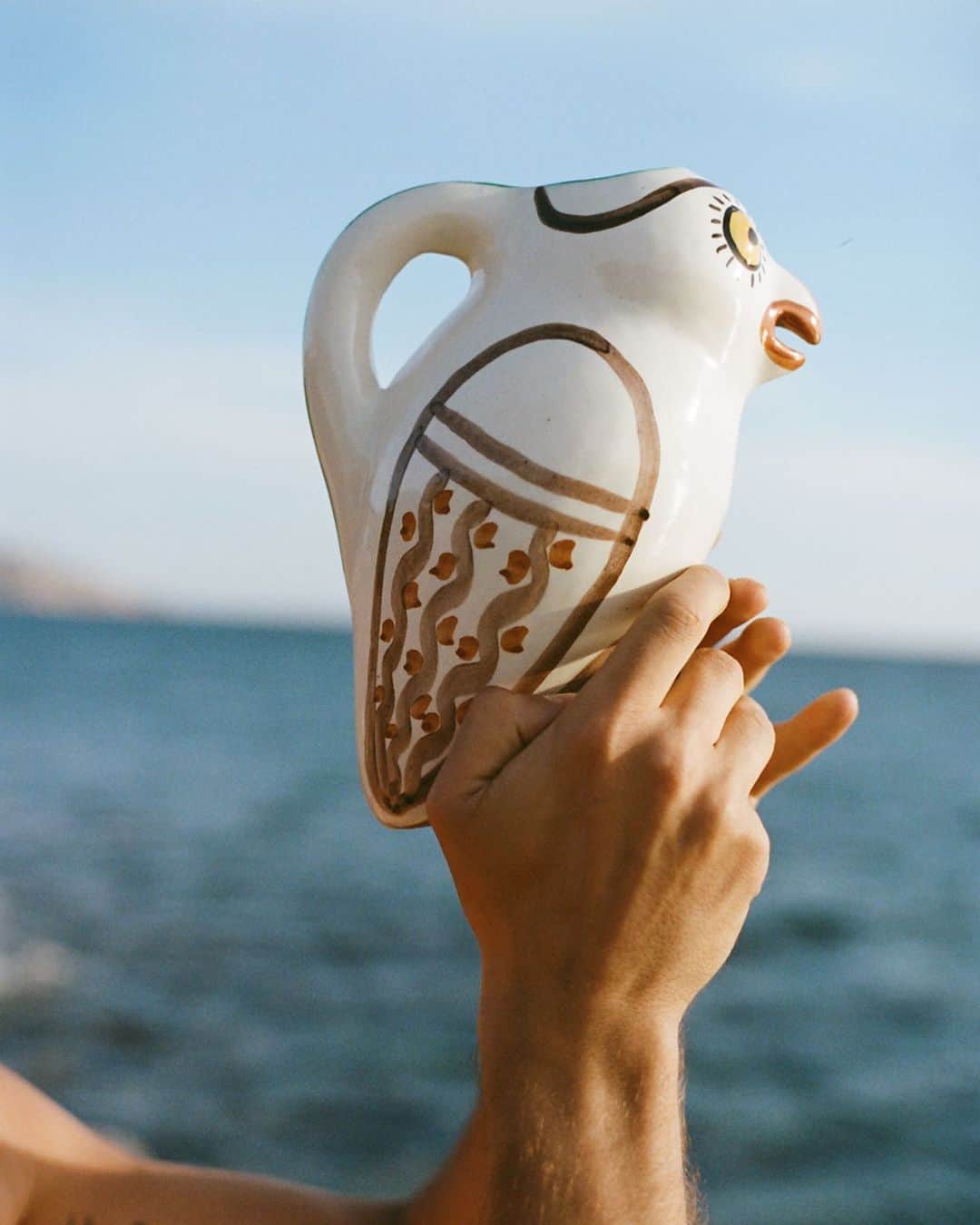 のインスタグラム：「The owl carafe is made in Lesvos  by Yorgos Akamatou based on an original design by the famous ceramicist Nikos Kourtzis. @kourtzisartpottery   #ancientgreeksandals #ags #AGShome #handmadeingreece #greece」