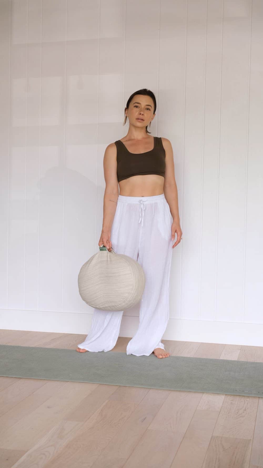 オレーシャ・ルーリンのインスタグラム：「Moving my body and connecting to my breath has been part of my life for over 10 years. Since giving birth I’ve had to patiently wait to restart my practice and I’m thrilled to be connecting to my body and breath with my @avocado.green yoga mat and meditation pillow. @avocado.green yoga mats are one of the world’s only GOTS certified organic yoga mats. Made of organic cotton and organic latex @avocado.green mats are perfect for any kind of style of yoga. The meditation cushions are made from natural and organic vegan materials. They’re filled with buckwheat and are the perfect support for your practice. Added bonus: they’re beautiful and you won’t want to put them away.」