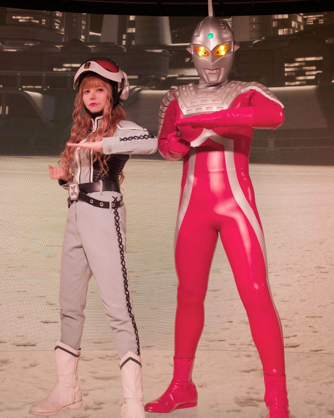 益若つばささんのインスタグラム写真 - (益若つばさInstagram)「『ウルトラセブン』55 周年を記念して、2023 年 7 月 7 日「特撮の日」に発売される、 『ウルトラセブン 4K UHD&MovieNEX』の新規映像特典【ウルトラセブン伝説】にナビゲーターとして出演しました！ ⁡ 55年前とは思えないほど 「現代のフラグ…？？」と思えるようなテーマが本当に面白いです。 ⁡ ⁡ 特撮の歴史もわかって日本の誇る文化だなと感じました。 色んな作品に影響を与えてる原点なんだな。。凄い。 ⁡ この造形物や色彩、衣装、フィルムのレトロ感最高です…。 ⁡ ウルトラセブン大好きになりました！ ⁡ すでに大ファンの方も、まだ観たことない方ぜひ観てほしいです。  絶対好き！本当に面白くて久しぶりに目が興奮した。ワクワクしたなー。 ⁡ ⁡ たまたま当時のサイズであった隊員服も着させていただきました！ ⁡ 男女問わずレースアップデザインなの！凄いよね、、！ ⁡ ポインター🚙現代にあったら乗りたいくらいかっこいい…。 ⁡ ⁡笠井さんのマニアなお話も必見です！！☺️  特典でしか観られないのでぜひGetしてください！！🫶🏻🌏  ウルトラセブンとも撮ってもらった❤️‍🔥❤️‍🔥  #ultraseven #ultraman #ウルトラセブン #ウルトラセブン55周年」7月7日 8時05分 - tsubasamasuwaka1013