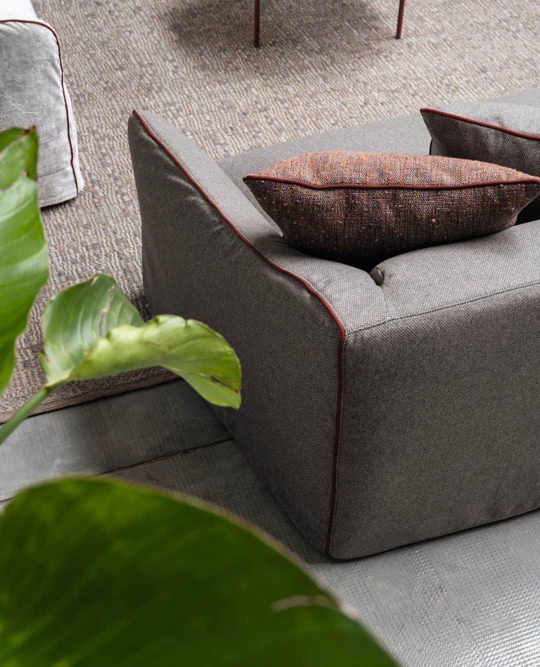 のインスタグラム：「SAIA sofa details / A timeless blend of classic inspiration and modern interpretation in a design by @davidlopezquincoces⁠ ⁠ With its refined lines and removable skirt-like cover, this upholstered collection spread elegance and versatility. A graceful charm, where the piping's silhouette brings to mind the elegance and sweetness of a female figure. ⁠ ⁠ Styling @ilariabacciocchi⁠ Photo @maxrommel⁠ ⁠ Discover the product by clicking on our link in bio. ⁠ ⁠ #Gervasoni1882 #davidlopezquincoces #interiorstyling #livingdecor #livinginspiration #sofadesign」
