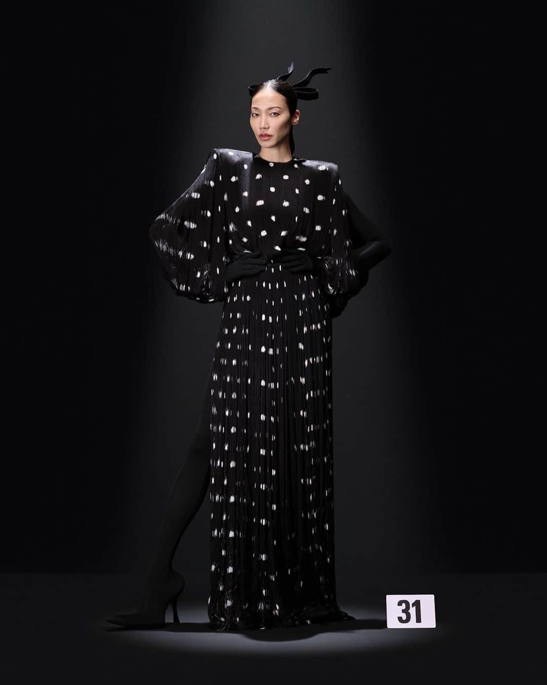 パク ・スジュのインスタグラム：「LOOK 31 @balenciaga 52nd Haute Couture 🖤🪽  #DemnaGvasalia  @mrt4000 @noelstewart @ingegrognard  @garygillhair  @danielvdg  @franziskajetzek  @jesuiscasting  💌」