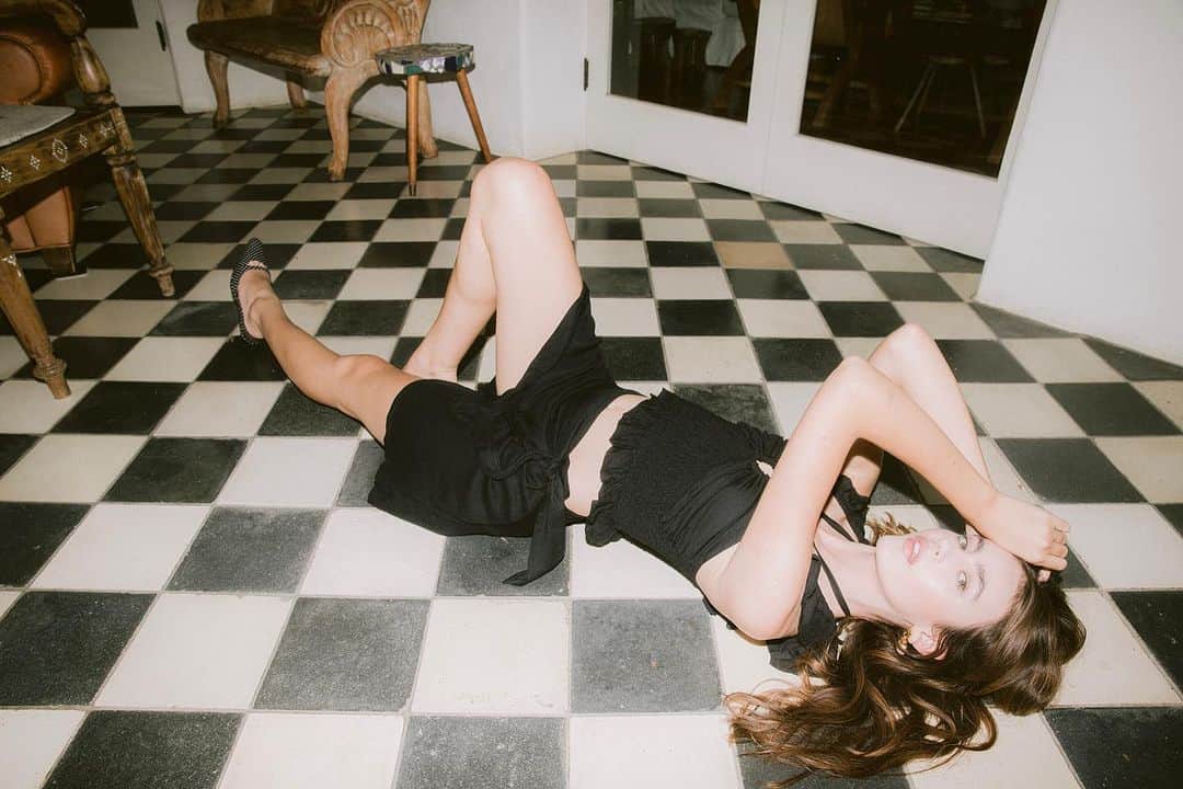 チェイサーのインスタグラム：「BTS of @alexafallica in our Alessia Black Blouse and Elena Mini Skirt for our SU ‘23 Campaign」
