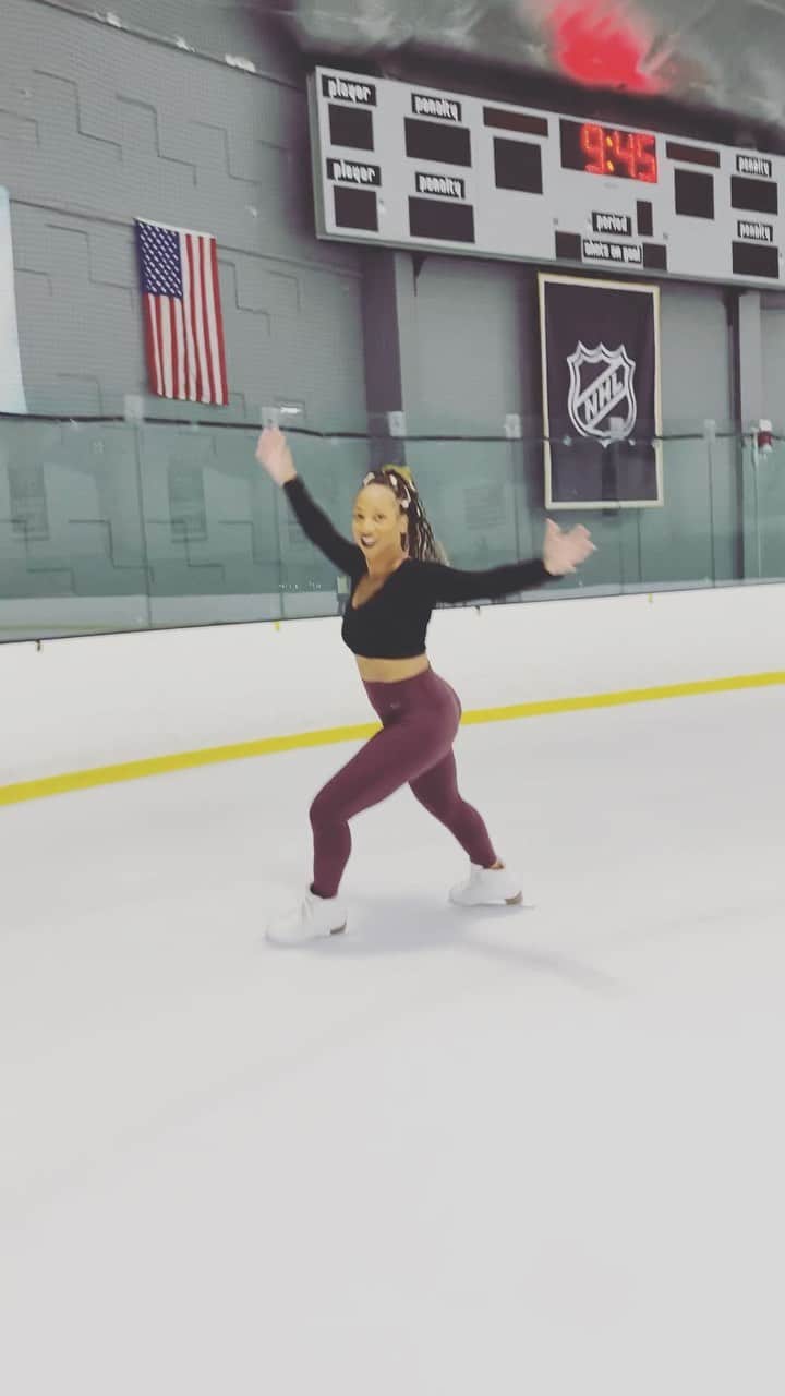 モニーク・コールマンのインスタグラム：「⛸️ 💕✨    #Barbie #MightyMo #adultfigureskating」