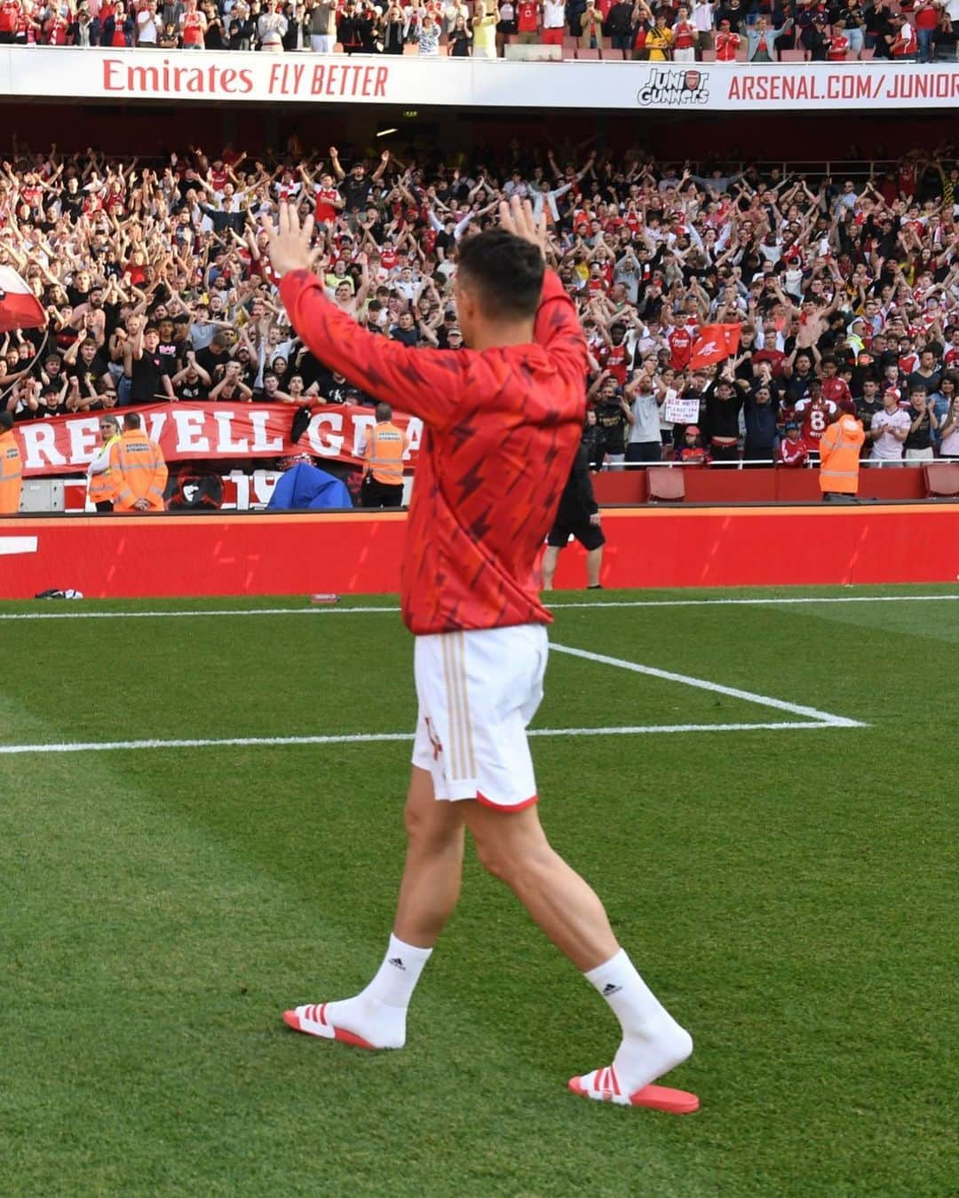 グラニト・ジャカさんのインスタグラム写真 - (グラニト・ジャカInstagram)「Gunners, it's been some journey - and all that's left is for me to say thank you.  I've spent seven years at Arsenal. The club has become such an important part of my life - and it's not easy to leave. But now is the right time for a new adventure.  There are so many people I need to thank - the managers I played for, all my team-mates and the staff behind the scenes.  And I especially want to thank all of you. Everyone knows we've been through some tough times. But we came through them together - and I'll never ever forget the feeling I had each time we won the FA Cup or whenever I heard you singing my name. Pure goosebumps!   I will always carry Arsenal in my heart. Once a Gunner, always a Gunner.  Thank you ❤️」7月7日 2時04分 - granitxhaka