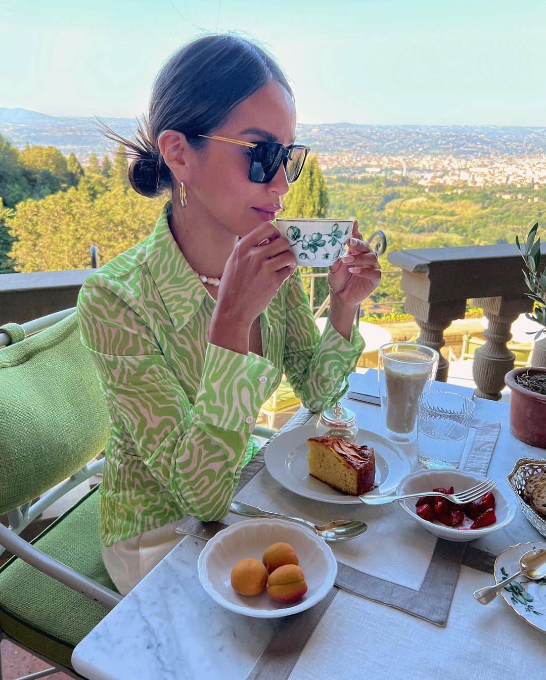 ジュリー・サリニャーナのインスタグラム：「Are you team breakfast, brunch, lunch or dinner? Me? All of the above, I love to eat! 🫶🏽  Also, whose on Threads? Do you guys like the new app? Follow me in my link bio! Let’s chat! ❤️」