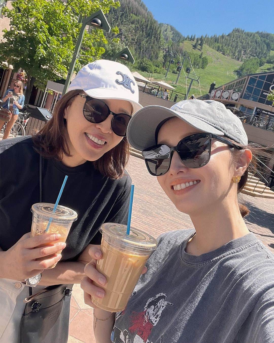 翁安芸のインスタグラム：「Coffee break with @nobukoaspen 🫶🏻❤️  #aspen #アスペン #coffeeplease #momtheranddaughter」
