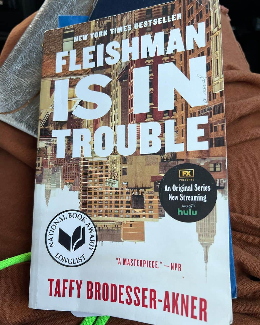 のインスタグラム：「Traveling? I suggest this fantastic book. Finally got a chance to read it. #fleishmanisintrouble by @taffyakner Now I want to watch the series on #hulu I looooooooove @clairedanes #nationalbookaward @nytbestreller」