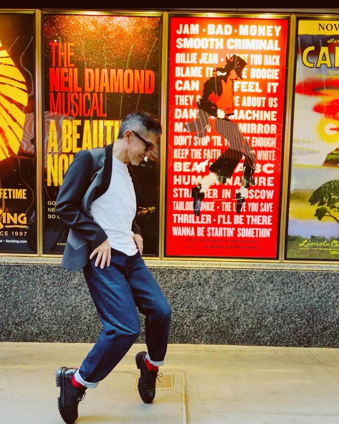 大澄賢也さんのインスタグラム写真 - (大澄賢也Instagram)「ミュージカル「MJ」観劇‼️  マイケル世代の自分にとっては、 めちゃくちゃ楽しめた✨✨✨  中でも、 Michaelのdanceが 「Nicholas Brothers」 「Fred Astaire 」 「Bob Fosse」などの 往年のレジェンド達 から、インスパイアされていた事を 「Smooth Criminal 」のナンバーで歌い踊り表現されていくシーンはめちゃくちゃ痺れた✨✨✨  2015年に自分が作った 中川晃教君と6人のDancersのShow  「CONNECTION 」を思いだした  それから劇場を埋め尽くすようなスピーカーの数々。 まず普通のミュージカルではあり得ない  何度もTony 賞を取ってる Sound Director のHiro Iida氏の手腕  このサウンド、音があってこその 「MJ」だと思わせる 大迫力のMJのサウンドでした 本当にBravoでした👏👏👏  お約束?  のMJポーズ しちゃいました😆😆😆  #mj  #hiroiida」7月7日 2時15分 - osumikenya