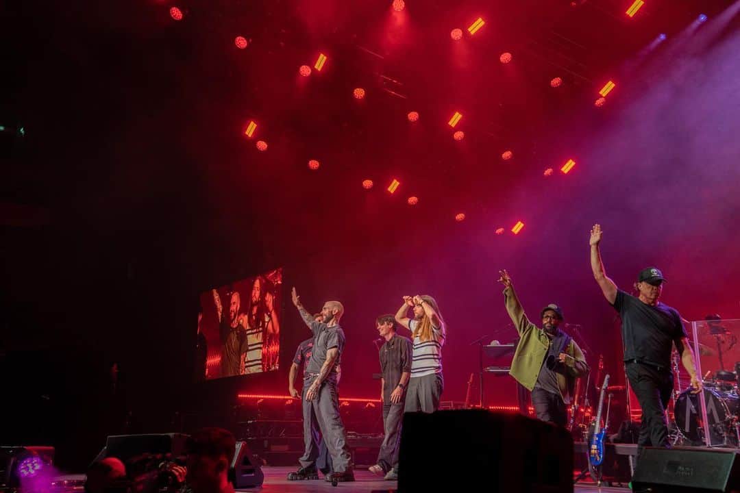 Maroon 5のインスタグラム：「We had an incredible time across these last 12 shows. Thank you to all the fans who came out for bringing the energy every night. We can’t wait to come back for more!」